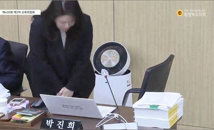 27일 충북도의회 430회 3차 교육위원회에서 박진희 도의원이 머리를 숙이며 사과하고 있다.(사진=충북도의회 인터넷 방송 화면 갈무리).2025.11.27.kipoi@newsis.com *재판매 및 DB 금지