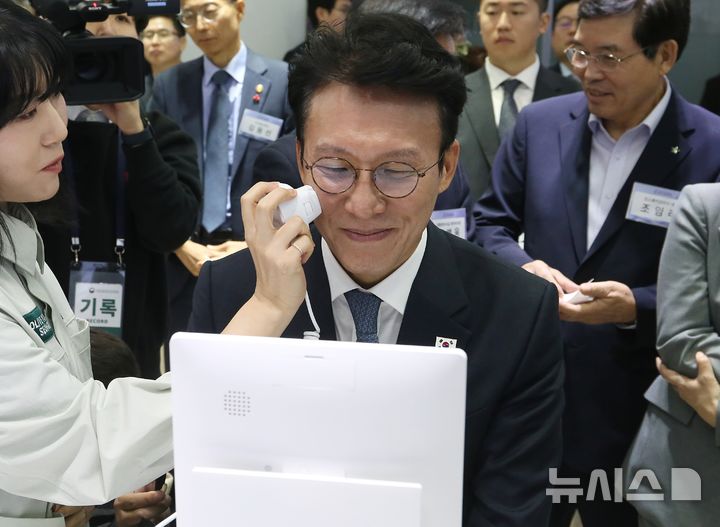 [음성=뉴시스] 서주영 기자 = 김민석 국무총리가 27일 충북 음성군의 화장품 OGM 전문기업 코스메카코리아를 찾아 AI기반의 피부 진단 기기를 체험하고 있다. 2025.11.27. juyeong@newsis.com
