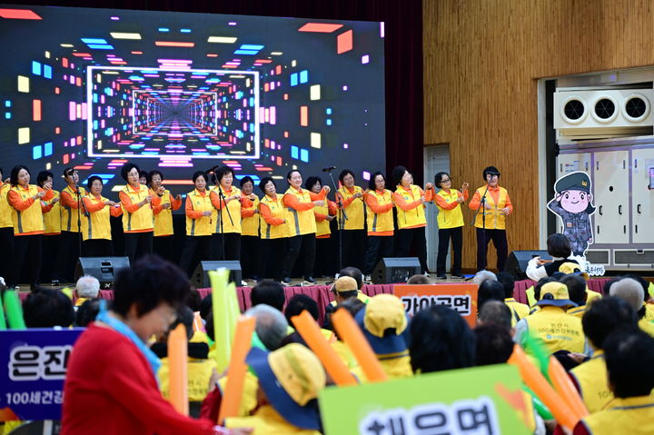 [논산=뉴시스]논산시는 26일 국민체육센터 3층 실내체육관에서 '2025년 100세건강공동체 만들기 사업발표회'를 가졌다. 2025. 11. 27 photo@newsis.com *재판매 및 DB 금지