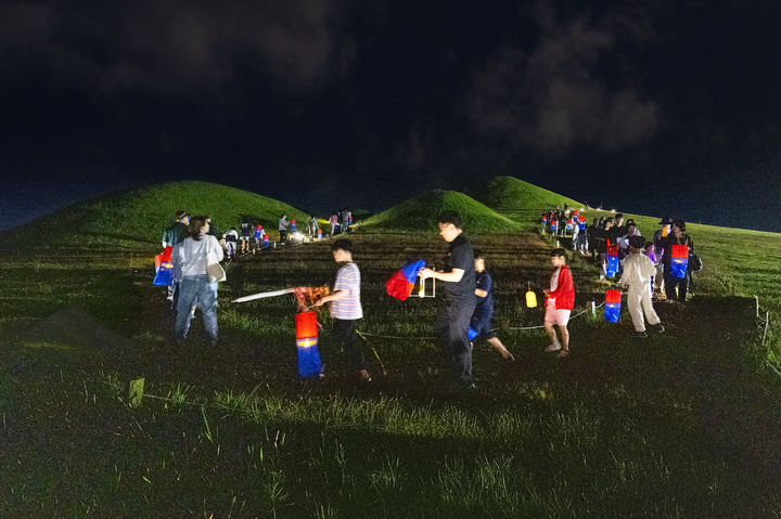 [고성(경남)=뉴시스] 신정철 기자= 경남 고성군은 오는 12월 2일 고성박물관 1층 전시실에서 ‘2025 경남 고성군 관광사진 전국공모전’ 시상식과 함께 본격적인 전시회를 개최한다고 27일 밝혔다.사진은 은상 수상작 '김목연-청사초롱'.(사진=고성군 제공).2025.11.27. photo@newsis.com *재판매 및 DB 금지