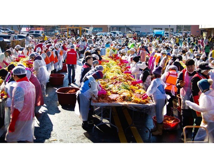 [고성(경남)=뉴시스] 신정철 기자= 경남 고성군은 오는 12월 2일 고성박물관 1층 전시실에서 ‘2025 경남 고성군 관광사진 전국공모전’ 시상식과 함께 본격적인 전시회를 개최한다고 27일 밝혔다.사진은 금상 수상작 '천갑기-김장나눔행사'(사진=고성군 제공).2025.11.27. photo@newsis.com *재판매 및 DB 금지