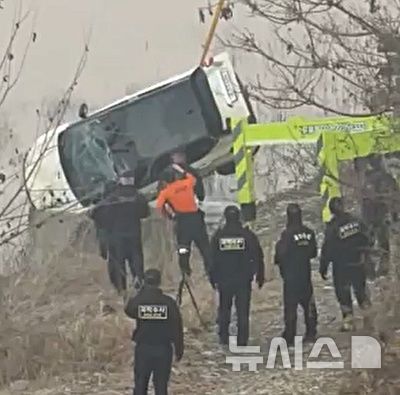[충주=뉴시스] 지난 26일 실종된 여성의 스포츠유틸리티차량(SUV)이 충북 충주시 목벌동의 충주호에서 인양되고 있다. (사진= 독자 제공) 2025.11.27. photo@newsis.com *재판매 및 DB 금지