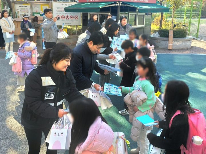 [서울=뉴시스] 약취 유인 예방 캠페인 현장. 2025.11.27. (사진=강동구 제공) *재판매 및 DB 금지