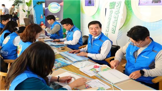 [울산=뉴시스] 박종길 근로복지공단 이사장과 임직원들이 팝업북 제작 봉사 활동하는 모습. (사진=초록우산 제공) 2025.11.27. photo@newsis.com *재판매 및 DB 금지