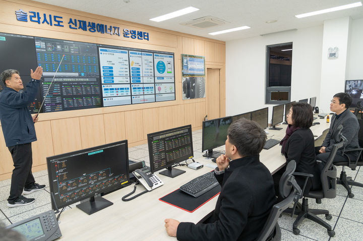 [서울=뉴시스]27일 기상청은 이미선 기상청장이 전라남도 해남군 솔라시도 태양광발전소를 방문했다고 밝혔다. (사진=기상청) 2025.11.27 photo@newsis.com *재판매 및 DB 금지