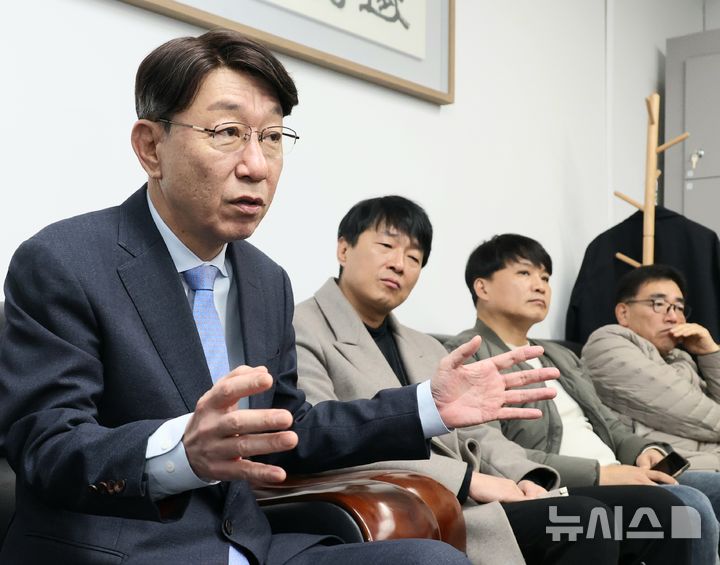 [전주=뉴시스]윤난슬 기자 = 우범기 전북 전주시장은 27일 전주시청 브리핑룸에서 기자 간담회를 열고 완주·전주 통합 추진과 관련해 "완주군민의 주민 연서로 시작된 사안으로, 행정안전부의 권고 절차를 기다리고 있는 단계"라며 법적 절차가 진행 중이라는 입장을 밝혔다. (사진=전주시 제공) 2025.11.27. photo@newsis.com