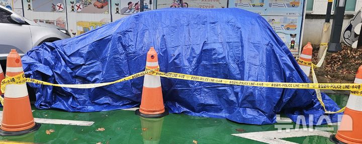 [청주=뉴시스] 서주영 기자 = 27일 실종된 여성의 스포츠유틸리티차량(SUV)이 충북경찰청의 한 주차장에 보관돼 있다. 2025.11.27. juyeong@newsis.com *재판매 및 DB 금지