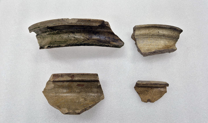 [서울=뉴시스] 도기소 반룡진 황옹 추정 도기 조각 (사진=국가유산청 제공) 2025.11.27. photo@newsis.com&nbsp; *재판매 및 DB 금지