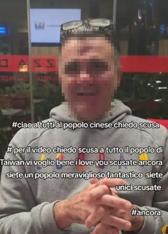 [뉴시스]이탈리아 한 피자 가게에서 16명의 대만 관광객이 피자 5판밖에 주문하지 않았다는 이유로 욕설을 퍼부은 가게 주인이 사과 영상을 올렸다. (사진 = Claudio del Ross 인스타그램 캡처) *재판매 및 DB 금지