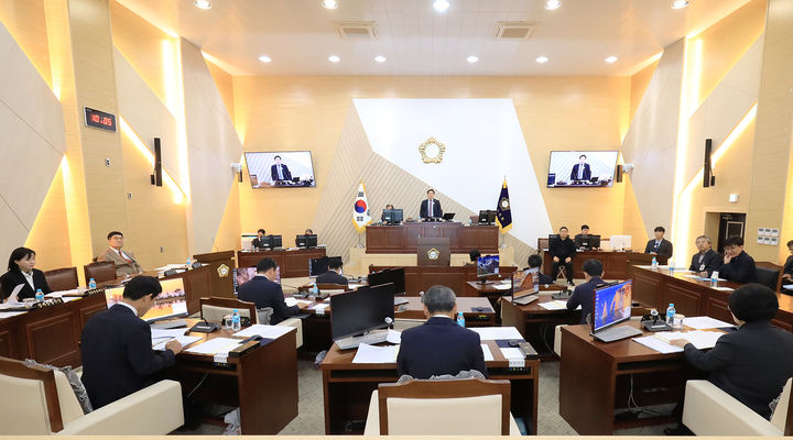 27일 삼척시의회 본회의장에서 권정복 시의장이 제269회 시의회 정례회 개회사를 하고 있다.(사진=삼척시의회 제공) *재판매 및 DB 금지