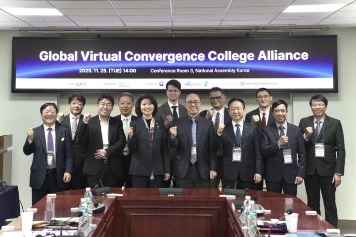 [서울=뉴시스] 중앙대가 지난 25일 개최한 '글로벌 가상융합대학 얼라이언스' 출범식에서 관계자들이 기념사진을 촬영하고 있다. (사진=중앙대 제공) 2025.11.27. photo@newsis.com *재판매 및 DB 금지