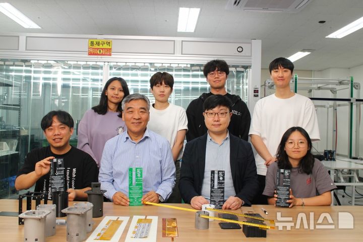 큐브위성 ‘인하로샛’을 제작한 인하대 항공우주 제어 및 시스템 연구실. (사진= 인하대학교 제공)