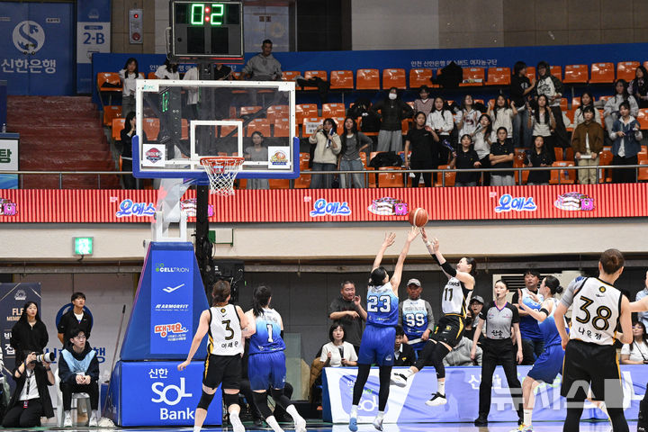 [서울=뉴시스]여자프로농구 청주 KB국민은행 강이슬이 26일 인천 신한은행전에서 버저비터 위닝샷을 던지고 있다. (사진=WKBL 제공) 2025.11.27. photo@newsis.com