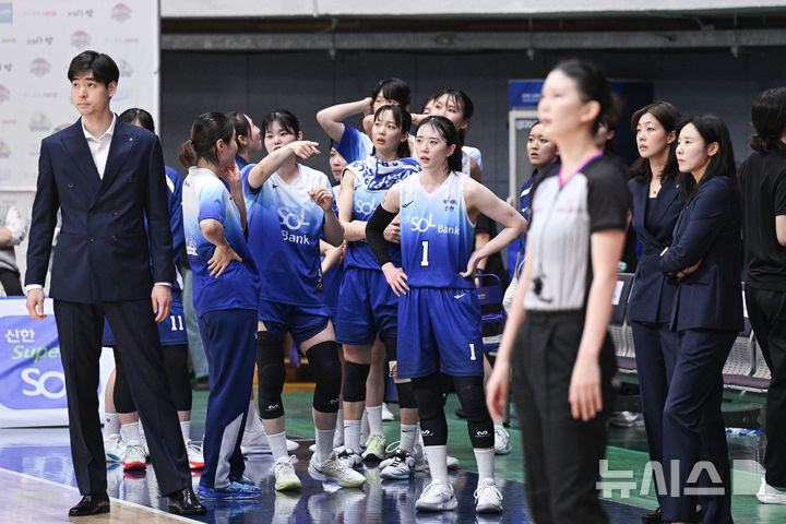 [서울=뉴시스]여자프로농구 인천 신한은행 선수단 모습. (사진=WKBL 제공) 2025.11.27. photo@newsis.com