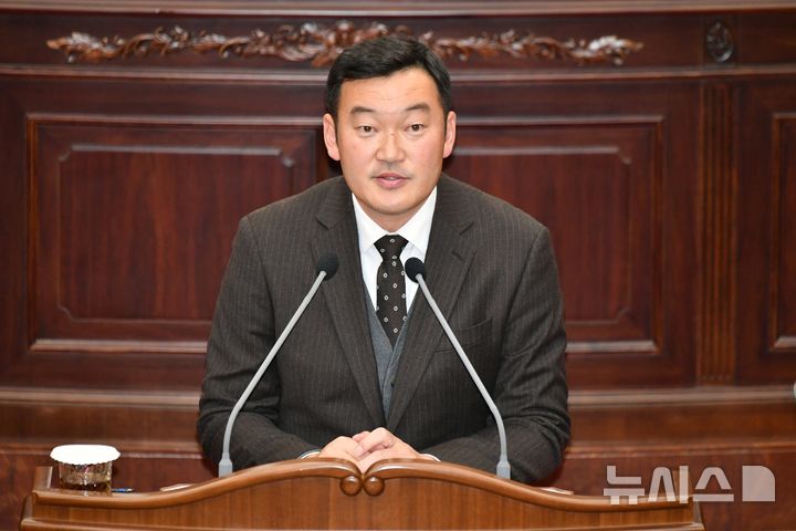 [창원=뉴시스] 김구연 경남도의원이 27일 제438회 정례회 제4차 본회의 도정질문을 통해 정부의 하동·삼천포 석탄화력발전소 폐쇄 방침과 관련해 경남도 차원의 적극적인 대책 마련을 촉구하고 있다. (사진=경남도의회 제공) 2025.11.27. photo@newsis.com