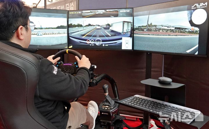 [제주=뉴시스] 오영재 기자 = 27일 오후 제주시 쏘카터미널에서 열린 원격 운전 실증 성과 공유회에서 관계자가 원격 조종을 통해 차량을 실제로 운전하고 있다. 원격 운전은 기아, 쏘카, 자율주행 스타트업 SUM, KT 등이 컨소시엄을 구성해 국토교통부, 제주도, 경찰청, 한국교통안전공단 등과 함께 추진하고 있는 첨단 주행 기술이다. 2025.11.27. oyj4343@newsis.com 