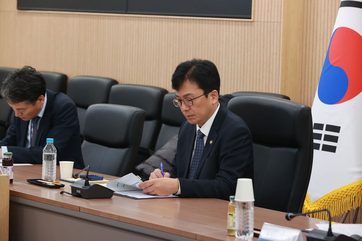 [서울=뉴시스]이병권(오른쪽) 중소벤처기업부 제2차관.(사진=중소벤처기업부 제공) 2025.12.01. photo@newsis.com *재판매 및 DB 금지