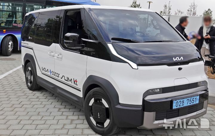 [제주=뉴시스] 오영재 기자 = 27일 오후 제주시 쏘카터미널에서 열린 원격 운전 실증 성과 공유회에서 원격 주행 기능이 탑재된 기아의 신개념 PBV(맞춤형 전기 모빌리티 차량) 'PB5'. 관제센터에서 원격 조종을 통해 차량 내 운전자 없이 주행이 가능하다. 원격주행 기술은 기아, 쏘카, 자율주행 스타트업 SUM, KT 등이 컨소시엄을 구성해 국토교통부, 제주도, 경찰청, 한국교통안전공단 등과 함께 추진하고 있다. 2025.11.27. oyj4343@newsis.com 