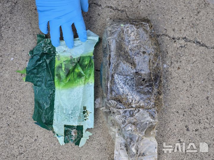 photo@newsis.com[포항=뉴시스] 안병철 기자 = 27일 경북 포항해양경찰서와 해병대 1사단 2여단, 경북경찰청, 포항남부경찰서, 포항세관, 포항시, 해양재난구조대(드론수색대) 등 8개 기관·단체 150여명이 투입돼 포항 남부권 해안가 일대 17개 거점을 지정해 해안가, 갯바위 등을 집중 수색을 하고 있다. (사진=포항해양경찰서 제공) 2025.11.27. 