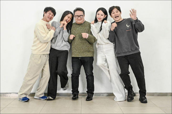 [서울=뉴시스] 27일 서울 종로구 세종문화회관에서 뮤지컬 '크리스마스 캐럴' 주연 배우들과 김덕희 서울시뮤지컬단장이 라운드 인터뷰에 앞서 기념사진을 찍고 있다. (사진=세종문화회관 제공) 2025.11.27. photo@newsis.com *재판매 및 DB 금지