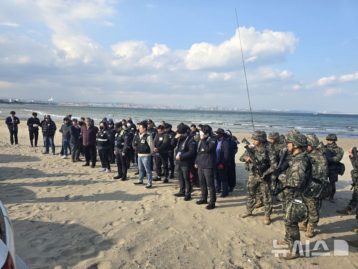 [포항=뉴시스] 안병철 기자 = 27일 경북 포항해양경찰서와 해병대 1사단 2여단, 경북경찰청, 포항남부경찰서, 포항세관, 포항시, 해양재난구조대(드론수색대) 등 8개 기관·단체 150여명이 투입돼 포항 남부권 해안가 일대 17개 거점을 지정해 해안가, 갯바위 등을 집중 수색을 하고 있다. (사진=포항해양경찰서 제공) 2025.11.27.photo@newsis.com