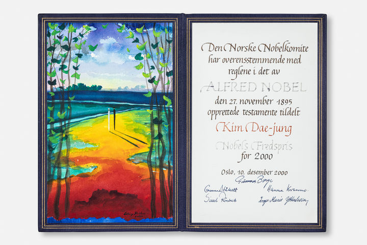 [서울=뉴시스] 김대중 대통령 노벨평화상 메달 및 증서 (사진=국가유산청 제공) 2025.11.27. photo@newsis.com *재판매 및 DB 금지