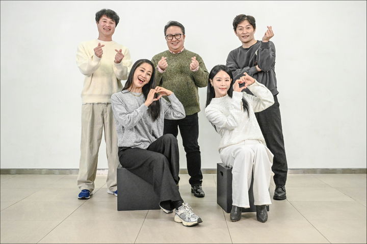 [서울=뉴시스] 27일 서울 종로구 세종문화회관에서 뮤지컬 '크리스마스 캐럴' 주연 배우들과 김덕희 서울시뮤지컬단장이 라운드 인터뷰에 앞서 기념사진을 찍고 있다. (사진=세종문화회관 제공) 2025.11.27. photo@newsis.com *재판매 및 DB 금지