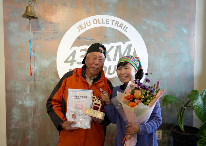[제주=뉴시스] 제주올레길 100회 완주자 한창수(왼쪽)씨와 서명숙 제주올레 이사장이 기념사진을 촬영하고 있다. (사진=제주올레 제공) 2025.11.27. photo@newsis.com *재판매 및 DB 금지