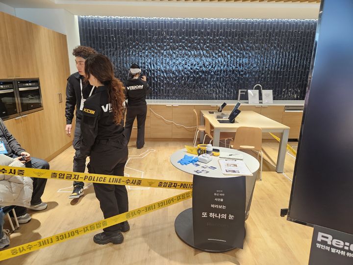 [포항=뉴시스] 박은비 기자 = 애플은 27일 경북 포항 포항공대(포스텍)에서 디벨로퍼 아카데미의 4기 수료생들의 성과물을 공개하는 '쇼케이스 2025'를 진행했다. 사진 왼쪽은 과학수사 보조 앱 'Re:chain' 소개 부스. 2025.11.27. silverline@newsis.com *재판매 및 DB 금지