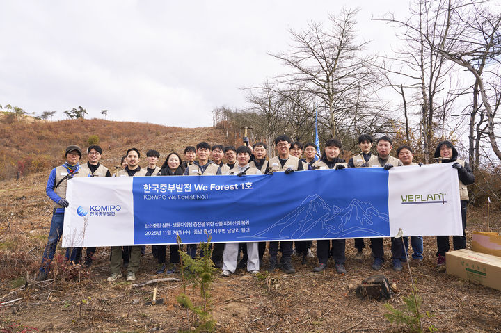[세종=뉴시스]산불 피해지역 산림복원활동 단체 사진이다.(사진=한국중부발전 제공) *재판매 및 DB 금지