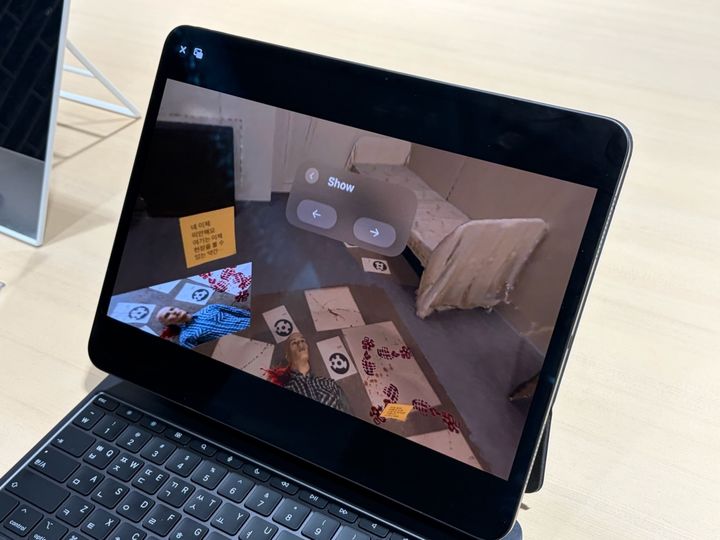 [포항=뉴시스] 박은비 기자 = 애플은 27일 경북 포항 포항공대(포스텍)에서 디벨로퍼 아카데미의 4기 수료생들의 성과물을 공개하는 '쇼케이스 2025'를 진행했다. 사진은 과학수사 보조 앱 'Re:chain'을 통해 비전프로로 범죄 현장을 3D로 구현한 모습. 2025.11.27. silverline@newsis.com *재판매 및 DB 금지