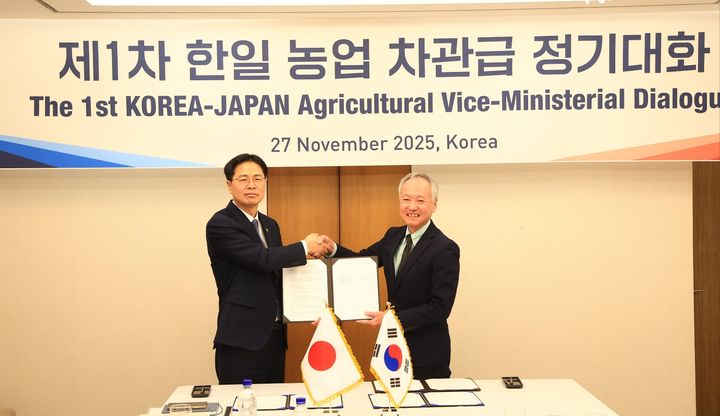 [세종=뉴시스] 농림축산식품부는 강형석 차관(왼쪽)이 27일 서울에서 제1차 한-일 농업 차관급 정기대화를 개최하고, 와타나베 요이치 일본 농림수산심의관과 이런 내용을 담은 업무협약(MOU)를 체결했다고 밝혔다. (사진=농식품부 제공) 2025.11.27. photo@newsis.com *재판매 및 DB 금지