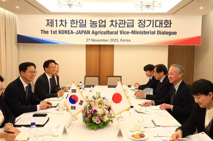 [세종=뉴시스] 농림축산식품부는 강형석 차관이 27일 서울에서 제1차 한-일 농업 차관급 정기대화를 개최하고, 와타나베 요이치 일본 농림수산심의관과 이런 내용을 담은 업무협약(MOU)를 체결했다고 밝혔다. (사진=농식품부 제공) 2025.11.27. photo@newsis.com *재판매 및 DB 금지
