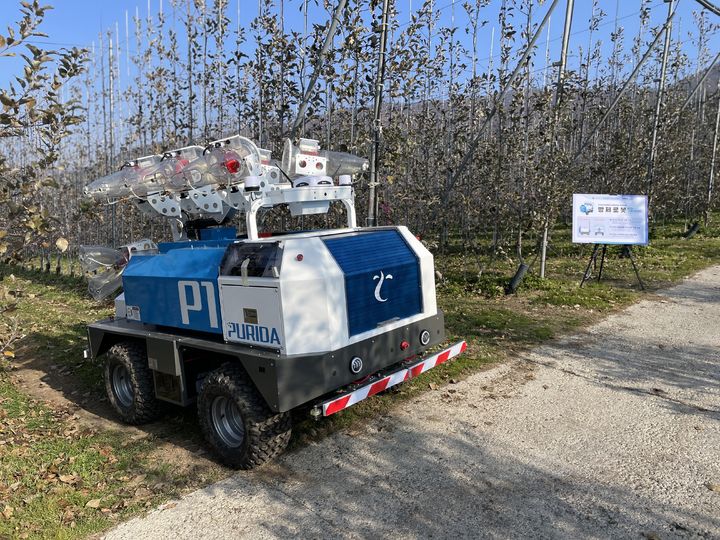 [포항=뉴시스] 한국농업기술진흥원(농진원)은 지난 26일 경북 포항시 죽장면 상옥리에서 방제·운반·모니터링 로봇을 활용한 사과 과수 분야 연시회를 개최했다고 27일 밝혔다. 사진은 지능형 방제로봇. (사진 = 농진원 제공) 2025.11.27. *재판매 및 DB 금지
