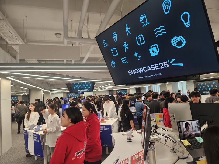 [포항=뉴시스] 박은비 기자 = 애플은 27일 경북 포항 포항공대(포스텍)에서 디벨로퍼 아카데미의 4기 수료생들의 성과물을 공개하는 '쇼케이스 2025'를 진행했다. 사진은 참석자들이 부스 공간을 둘러보는 모습. 2025.11.27. silverline@newsis.com *재판매 및 DB 금지