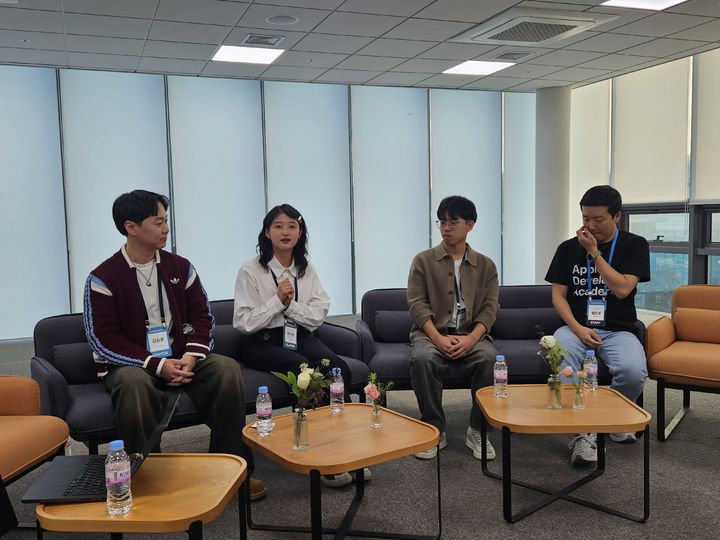 [포항=뉴시스] 박은비 기자 = 애플은 27일 경북 포항 포항공대(포스텍)에서 디벨로퍼 아카데미의 4기 수료생들의 성과물을 공개하는 '쇼케이스 2025'를 진행했다. 사진은 이날 1기 수료생들이 패널 토크를 진행하는 모습. 2025.11.27. silverline@newsis.com *재판매 및 DB 금지