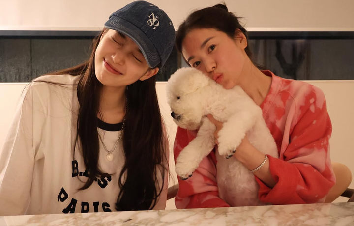 [서울=뉴시스] 배우 송혜교(오른쪽)과 수지. (사진=송혜교 인스타그램 캡처) 2025.11.27. photo@newsis.com *재판매 및 DB 금지