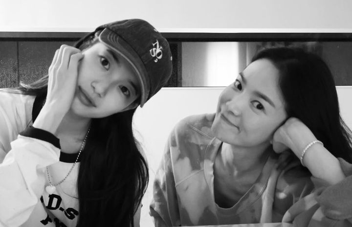 [서울=뉴시스] 배우 송혜교(오른쪽)과 수지. (사진=송혜교 인스타그램 캡처) 2025.11.27. photo@newsis.com *재판매 및 DB 금지