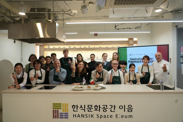 associate_pic [서울=뉴시스] 한식진흥원과 주한이탈리아문화원이 '한국­이탈리아 상호문화교류의 해(2024~2025)'를 기념해 특별전 '한국과 이탈리아의 주방 도구를 통해 만나는 요리의 예술'을 개막했다고 27일 밝혔다. (사진 = 한식진흥원 제공) 2025.11.27. 한식진흥원과 주한이탈리아문화원이 '한국­이탈리아 상호문화교류의 해(2024~2025)'를 기념해 특별전 '한국과 이탈리아의 주방 도구를 통해 만나는 요리의 예술'을 개막했다고 27일 밝혔다. 전시는 지난 25일부터 다음달 31일까지 한식문화공간 이음 기획대관 전시실에서 진행된다. 이번 특별전은 양국의 대표적인 주방 도구를 중심으로 조리 철학과 식문화를 비교해서 조명한다. 인류가 더 나은 맛과 삶을 위해 조리법과 도구를 발전시켜 온 역사적 흐름과 함께 사용방식, 조리법, 도구를 통해 만드는 음식, 문화적 상징성까지 전달한다. 개막식에는 주한외국문화원장단 등 국내외 관계자들이 참석했다. 특히 에리카 스파시아 주한이탈리아문화원 원장대행은 친할머니의 파스타 제면기를 직접 전시에 기증해 의미를 더했다. 전시 개막 후에는 2층 한식배움터에서 '손으로 만든 국수:칼국수&페투치니' 시연·체험·시식 행사가 이어졌다. 한국과 이탈리아 둘 다 면 요리를 즐기는 대표적인 문화권으로, 이날 행사에서는 제면 방식·재료·식감·소스 활용법의 차이를 비교했다. 첫 번째 시연은 한식진흥원 김다애 과장이 진행한 칼국수로, 반죽과 칼질, 육수 조리 과정 등 한식 면 요리의 제작 과정을 시연했다. 이어 오스테리아 안나(Osteria Anna)의 비아지오 아프레아 셰프가 이탈리아 페투치네를 시연해 밀·소스 조합 등 이탈리아 특유의 미식 문화를 보여줬다. 스파시아 원장대행은 "이탈리아와 한국은 서로 다른 역사를 지녔지만, 전통을 존중하고 음식을 통해 정체성과 삶의 가치를 표현한다는 점에서 공통점이 있다"며 "이번 전시는 단순 비교가 아니라 대화·이해·공존으로 확장되는 식문화 교류 모델"이라고 강조했다. 이규민 한식진흥원 이사장은 "음식은 한 나라의 문화와 정체성을 가장 깊이 이해할 수 있는 언어이며, 주방 도구는 그 안에 담긴 삶의 방식과 철학을 읽을 수 있는 문화유산"이라며 "이번 전시가 양국의 문화적 유산에 대한 존중과 새로운 교류 확장의 출발점이 되길 기대한다"고 말했다.&nbsp; *재판매 및 DB 금지