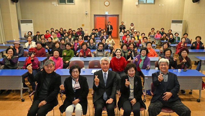 정선군은 27일 최승준 정선군수와 관계자 등이 참석한 가운데 정선실버대학 종강식을 갖고 있다.(사진=정선군 제공) *재판매 및 DB 금지