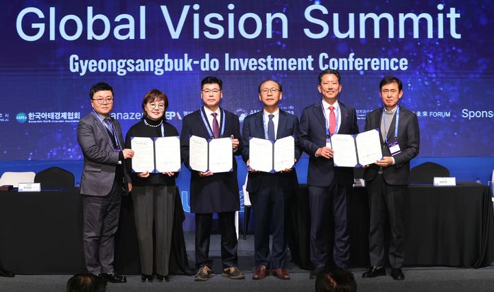 [안동=뉴시스] 27일 그랜드 인터컨티넨탈 파르나스 서울에서 경북도와 구미시, 코람코자산운용(SPC), ㈜호암글로벌이 구미 국가산업단지 내 브랜드호텔 건립 및 운영을 위한 투자양해각서를 체결하고 있다.(사진=경북도 제공) 2025.11.27. photo@newsis.com *재판매 및 DB 금지