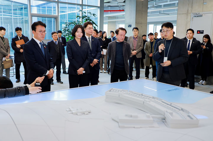 [서울=뉴시스] 네이버는 27일 김민석 국무총리가 세종 네이버 인공지능(AI) 데이터센터 '각 세종'을 방문해 클라우드·로봇·친환경 등 미래 기술이 결합된 주요 시설을 참관했다고 밝혔다. (사진=네이버 제공) *재판매 및 DB 금지
