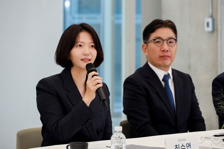 [서울=뉴시스] 네이버는 27일 김민석 국무총리가 세종 네이버 인공지능(AI) 데이터센터 '각 세종'을 방문해 클라우드·로봇·친환경 등 미래 기술이 결합된 주요 시설을 참관했다고 밝혔다. 이어진 현장 간담회에서 최수연 네이버 대표(왼쪽)과 김유원 네이버클라우드 대표가 국가 AI 경쟁력 강화를 위한 정부와 기업의 다양한 협력 방안을 논의했다. (사진=네이버 제공) *재판매 및 DB 금지