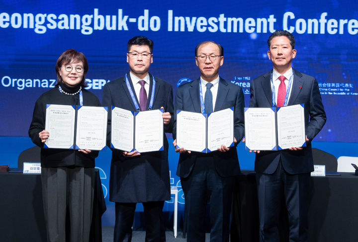 [구미=뉴시스] 김장호(오른쪽) 시장이 글로벌 브랜드 호텔 건립 협약을 맺고 있다. (사진=구미시 제공) 2025.11.27 photo@newsis.com *재판매 및 DB 금지