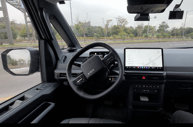 [제주=뉴시스] 오영재 기자 = 27일 오후 제주시 이호동 인근 도로에서 원격 조종 기능이 탑재된 기아 PBV(맞춤형 모빌리티 전기차) PV5가 외부 관제센터 요원에 의해 도로를 주행하고 있다. 2025.11.27. photo@newsis.com *재판매 및 DB 금지