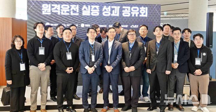 [제주=뉴시스] 오영재 기자 = 27일 오후 제주시 쏘카터미널에서 열린 원격 주행 실증 성과 공유회에서 기아, 쏘카, 자율주행 스타트업 SUM, KT, 국토교통부, 제주경찰청, 제주도, 한국도로교통공단 등 관계자들이 기념 사진을 찍고 있다. 2025.11.27. oyj4343@newsis.com 