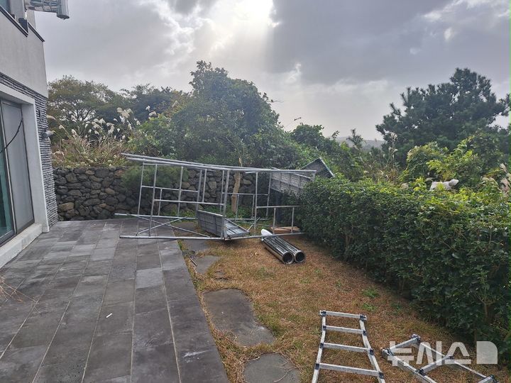 [제주=뉴시스] 27일 오후 강풍주의보가 내려진 제주시 애월읍 소재 공사장에서 작업자 3명이 강한 바람에 의해 2m 높이에서 추락해 병원으로 옮겨졌다. (사진=제주소방안전본부 제공) 2025.11.27. photo@newsis.com