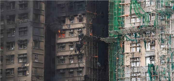 [서울=뉴시스]대나무 비계가 홍콩 화재의 피해 규모를 키운 원인이라는 지적이 이어지는 가운데 일부에서는 2000년 넘게 널리 사용돼온 이 기술은 지켜져야 할 문화유산이라며 반발하고 있어 논란이 일고 있다. <사진 출처 : CNN> 2025.11.27.