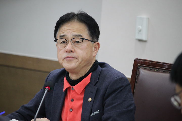 [천안=뉴시스] 최영민 기자=장혁 천안시의원이 27일 열린 복지문화위원회 행정사무감사에서 질의를 하고 있다. 2025.11.27 ymchoi@newsis.com *재판매 및 DB 금지
