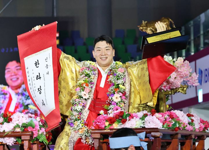 [서울=뉴시스]울주군청 김무호, 천하장사대회서 통산 9번째 한라장사. (사진=대한씨름협회 제공)
